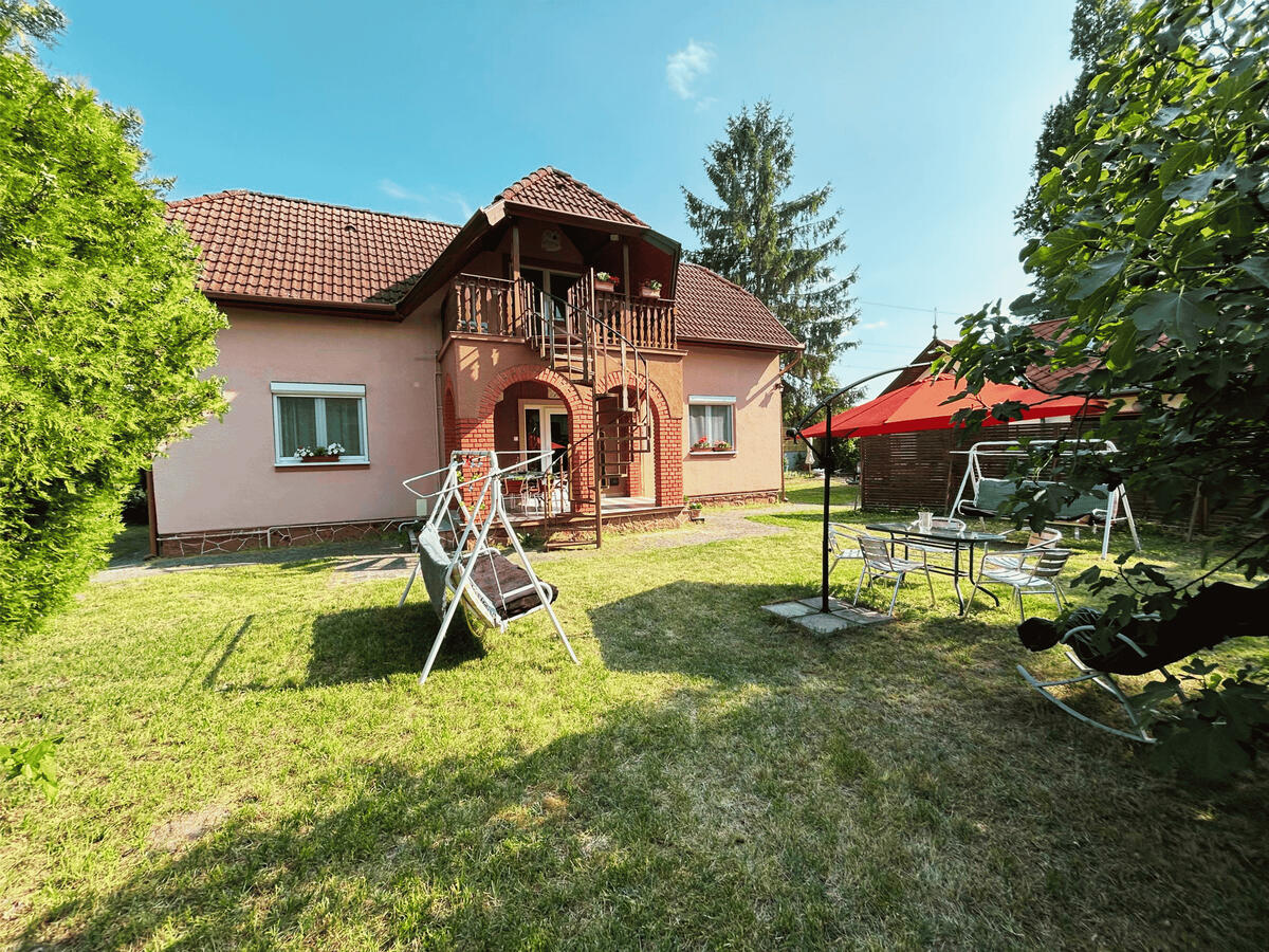 Demona apartman kert Demona Apartman Balatonboglár Szálláshely