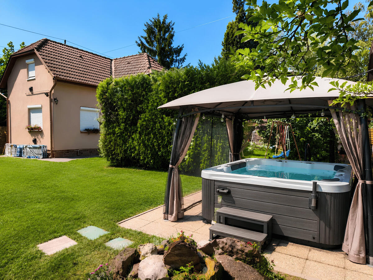 Wellis jacuzzi udvar Demona Apartman Balatonboglár Szálláshely jacuzzival
